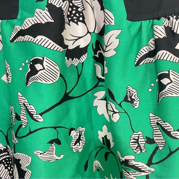 DVF Diane Von Furstenberg
Claire Green Floral Minis Skirt
Size 10 - Picture 14 of 16